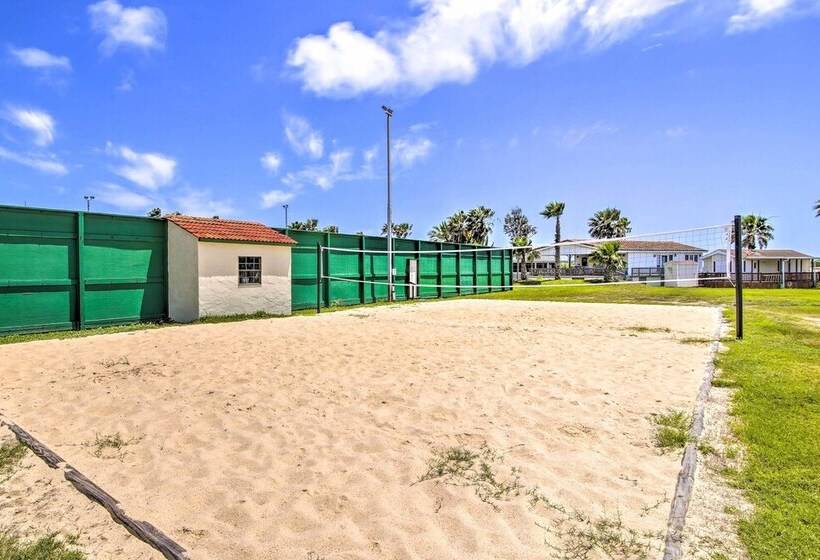 Resort Style Perks & Deck At Port Isabel Home!