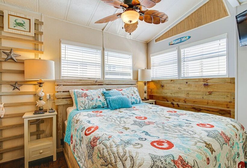 Resort Style Perks & Deck At Port Isabel Home!