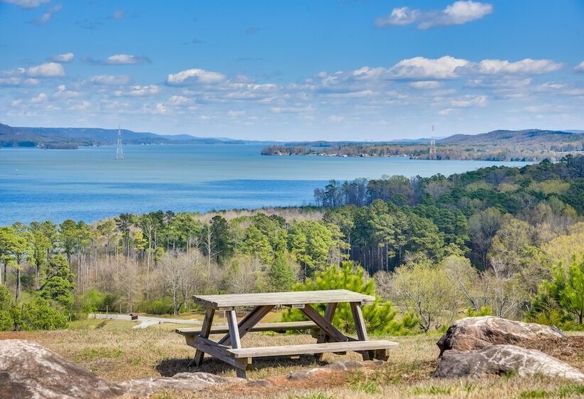 Quiet Guntersville Cottage Near Lake: Boat Parking