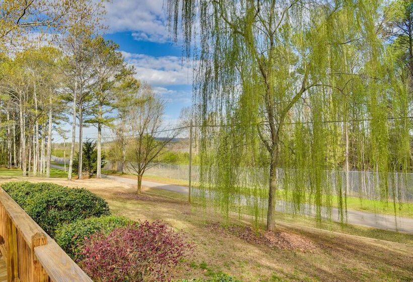 Quiet Guntersville Cottage Near Lake: Boat Parking