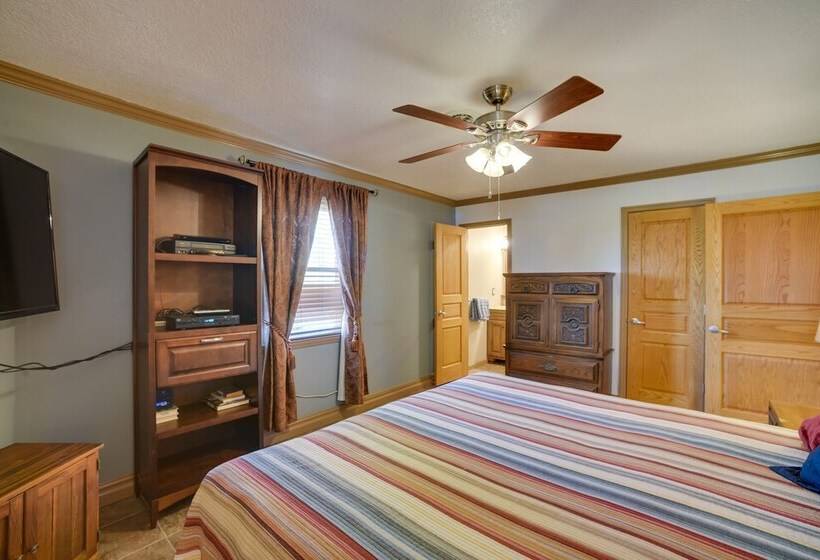 Quiet Guntersville Cottage Near Lake: Boat Parking