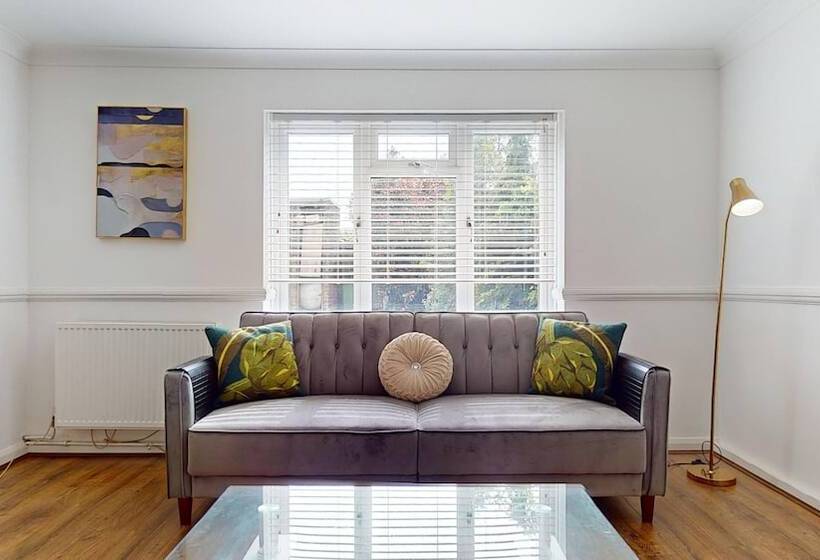 اقامتگاه Entire 3 Bed Home In Basildon Sleeps Up To 6