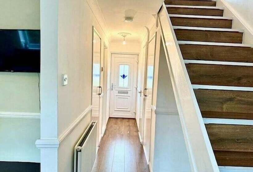 اقامتگاه Entire 3 Bed Home In Basildon Sleeps Up To 6