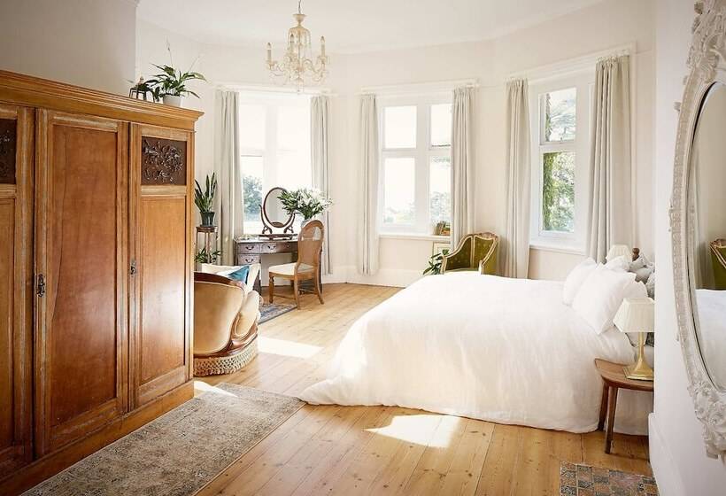住所  Captivating 6 Bed Manor House In Totland Bay