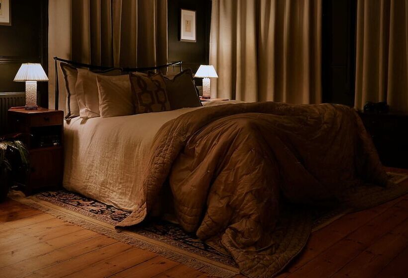 דירת נופש Captivating 6 Bed Manor House In Totland Bay