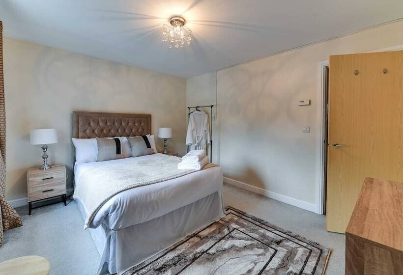 레지던스 Charming 2 Bed House In Middleton Manchester