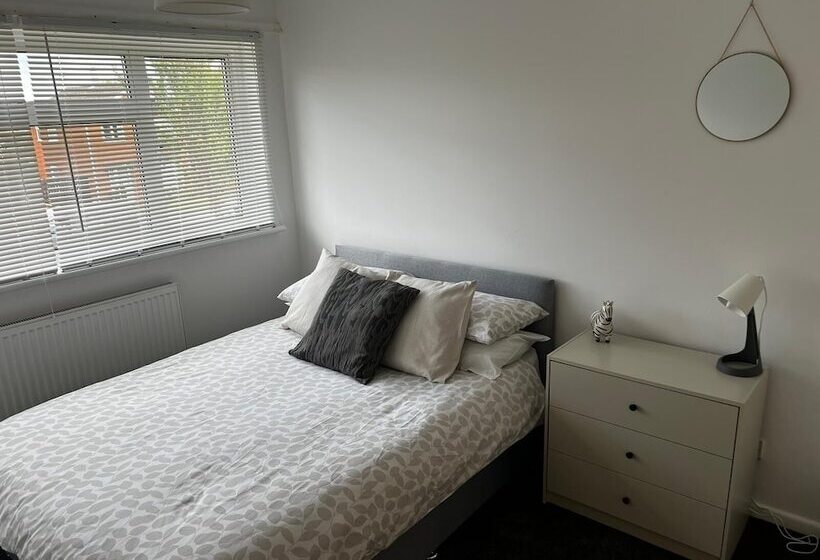 Резиденция Charming 3 Bed House In Leighton Buzzard