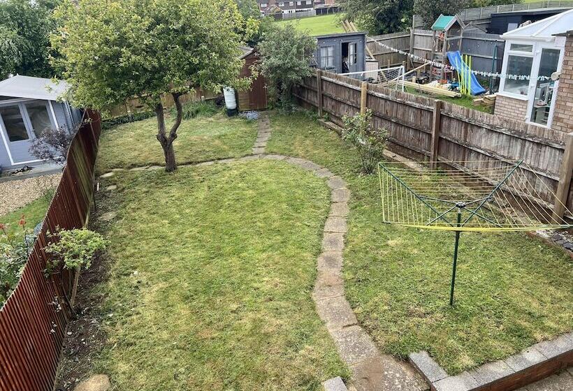 Резиденция Charming 3 Bed House In Leighton Buzzard