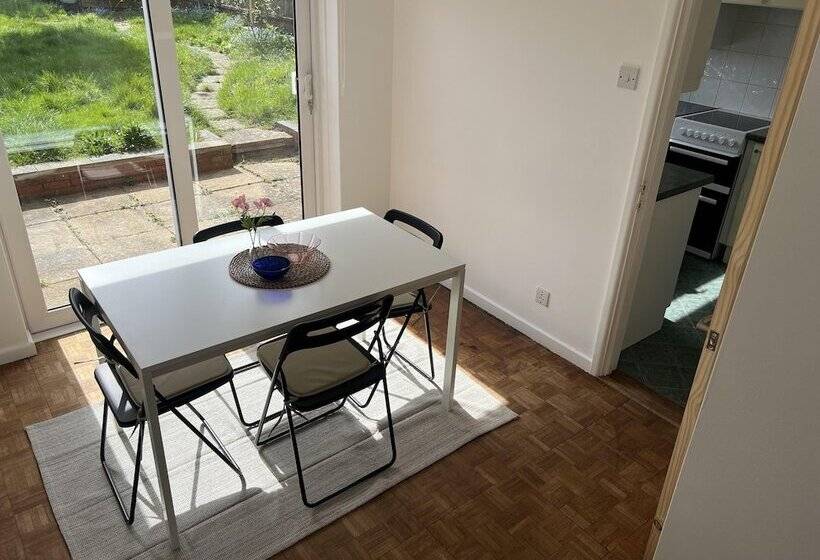 Резиденция Charming 3 Bed House In Leighton Buzzard