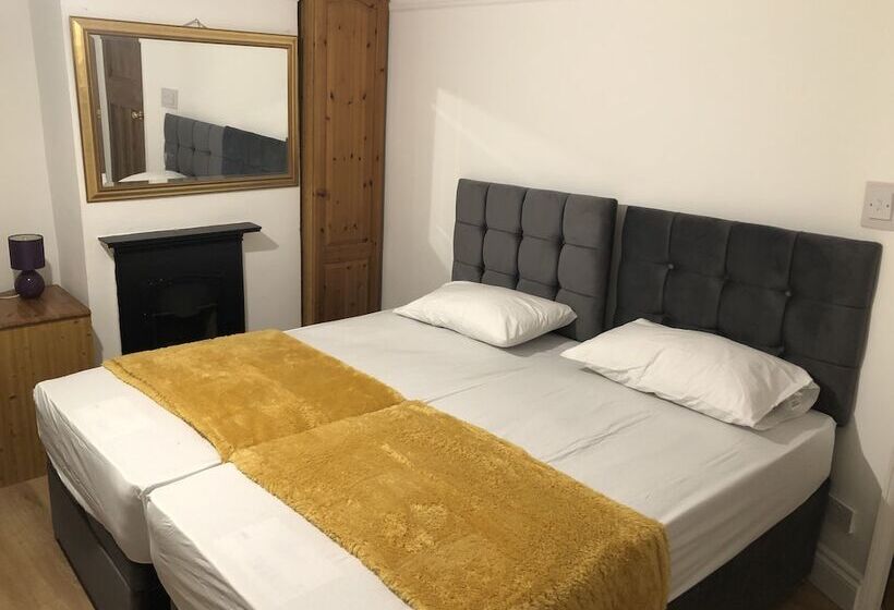 إقامة Golden Villa   Charming 3 Bed House In Uxbridge