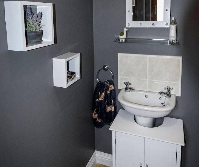 Резиденция Immaculate 3 Bed House In Newcastle