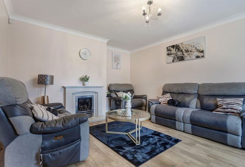 レジデンス Impeccable 3 Bed House In Basildon