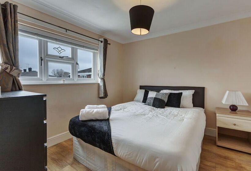 اقامتگاه Impeccable 3 Bed House In Basildon