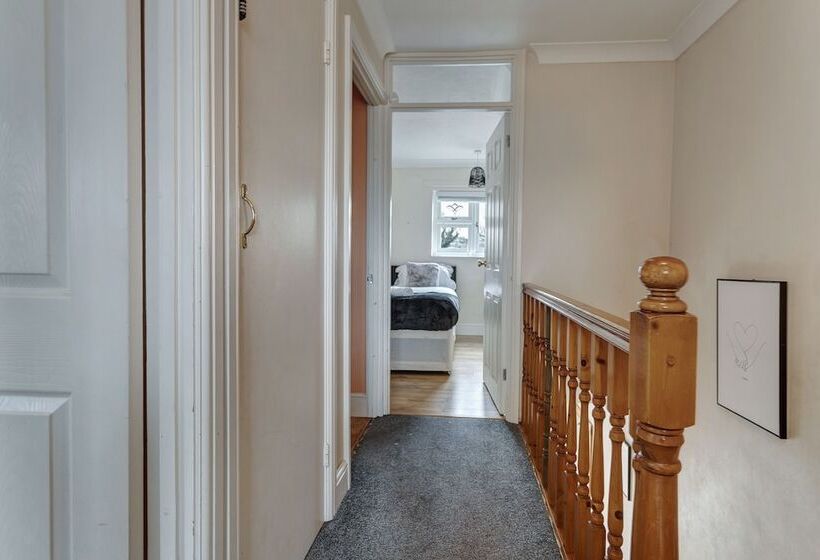 اقامتگاه Impeccable 3 Bed House In Basildon
