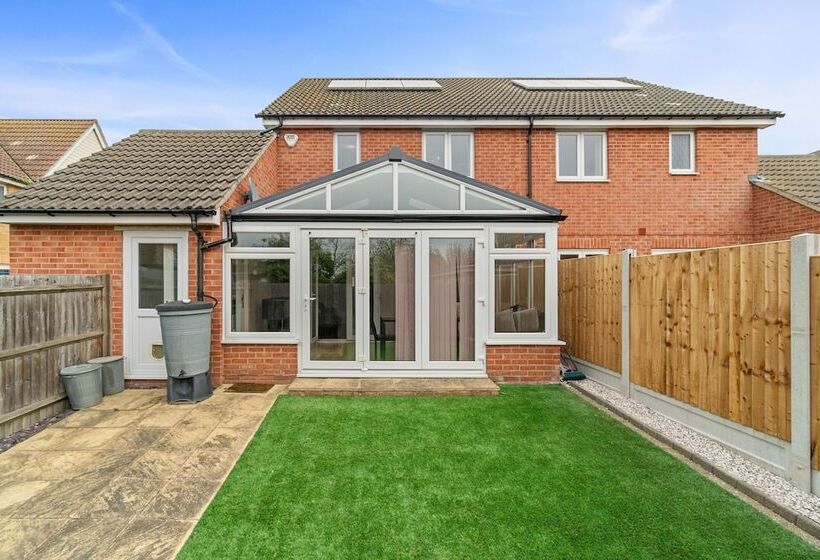 Резиденция Impeccable 3 Bed House In Hornchurch