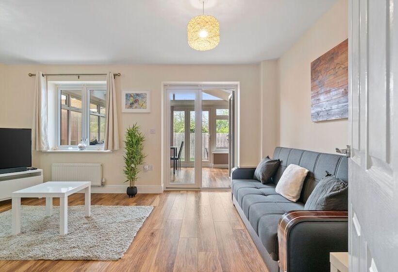 Резиденция Impeccable 3 Bed House In Hornchurch