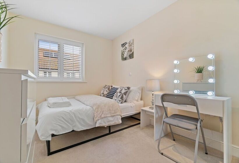 Резиденция Impeccable 3 Bed House In Hornchurch