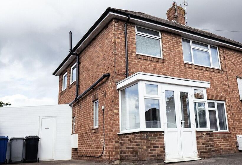 Резиденция Inviting 4 Bed House In Kettering