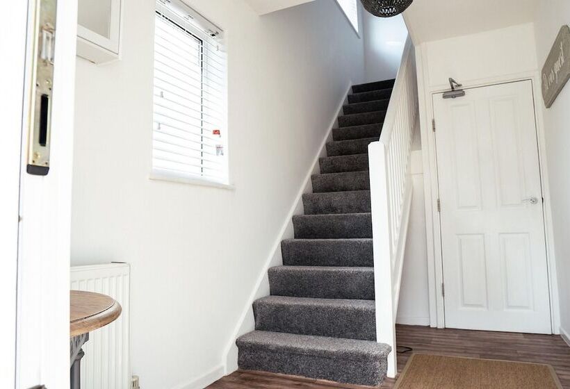 Резиденция Inviting 4 Bed House In Kettering