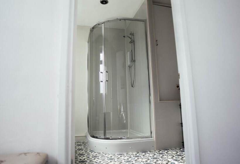 Резиденция Inviting 4 Bed House In Kettering