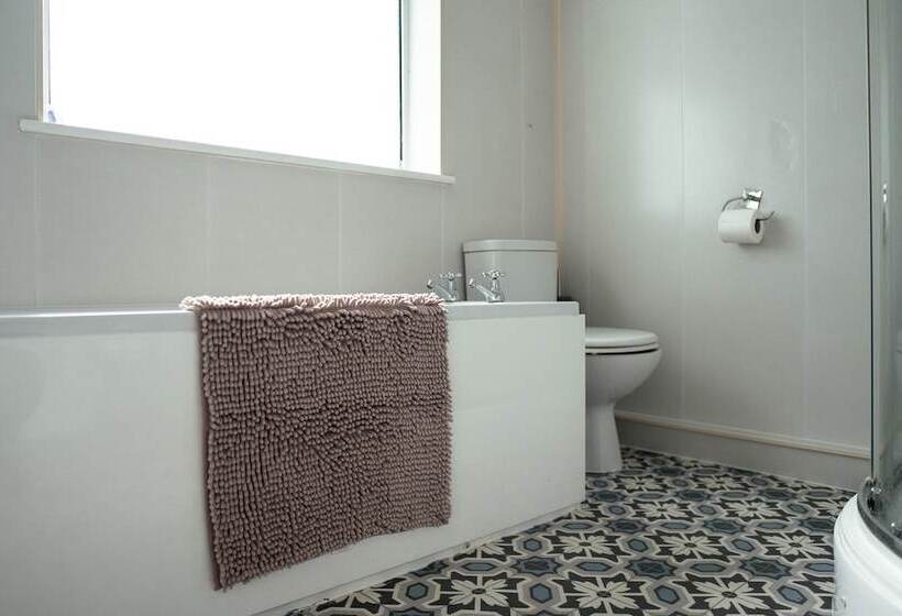 Резиденция Inviting 4 Bed House In Kettering