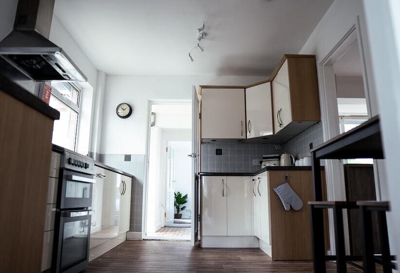 Резиденция Inviting 4 Bed House In Kettering