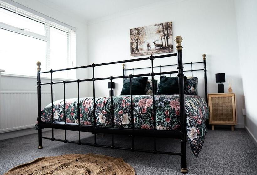 Резиденция Inviting 4 Bed House In Kettering