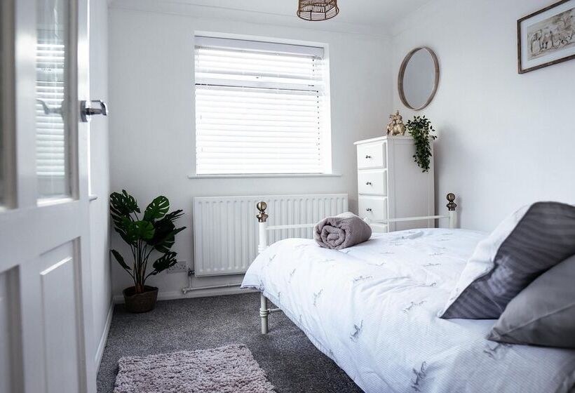 Резиденция Inviting 4 Bed House In Kettering