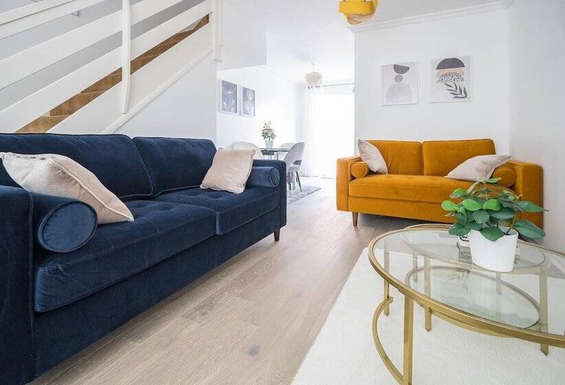 Резиденция Luxurious 2 Bed House In Dartford