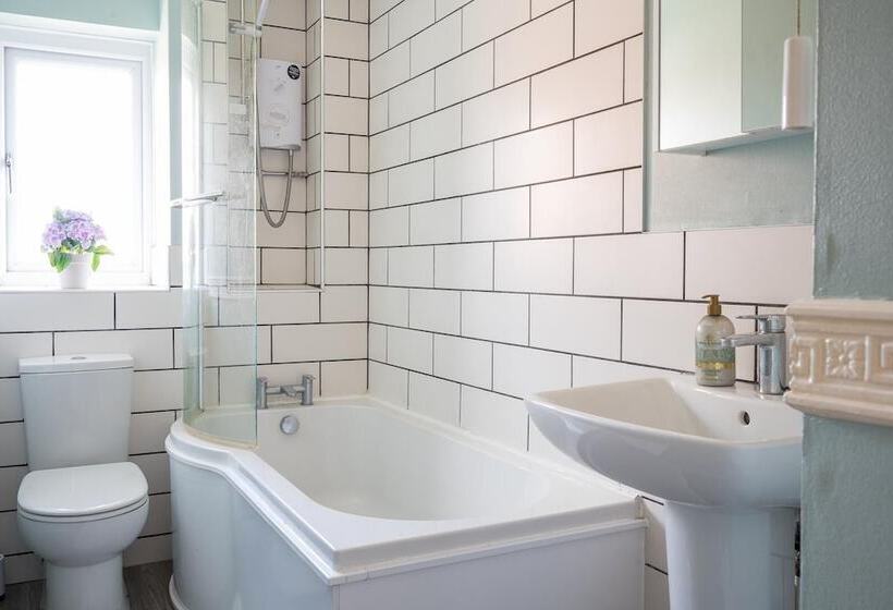 Резиденция Luxurious 2 Bed House In Dartford