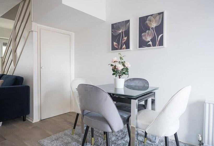 Резиденция Luxurious 2 Bed House In Dartford