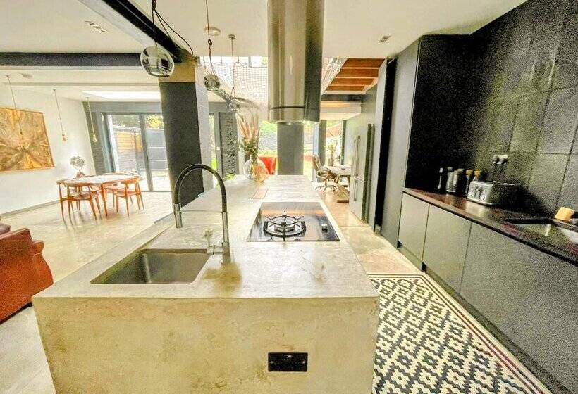 إقامة Remarkable 7 Bed House In London