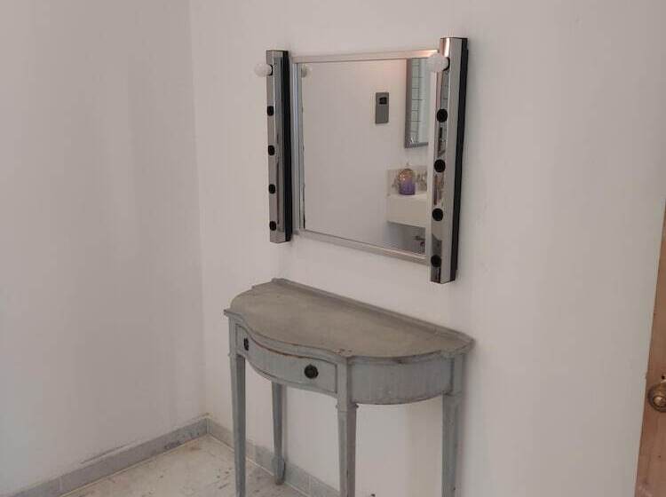 إقامة Remarkable 7 Bed House In London