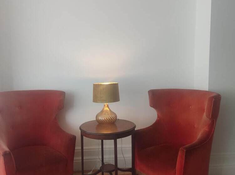 Резиденция Remarkable 7 Bed House In London