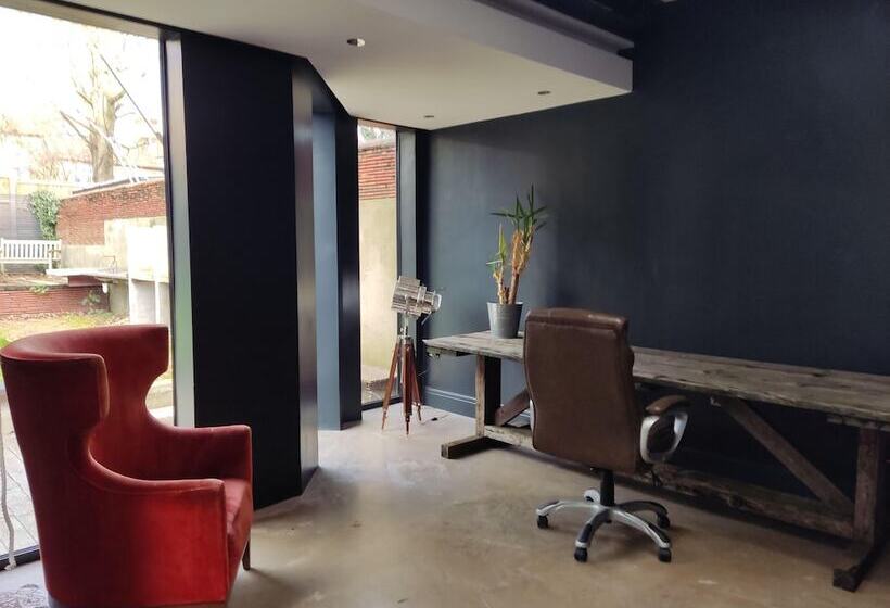 إقامة Remarkable 7 Bed House In London