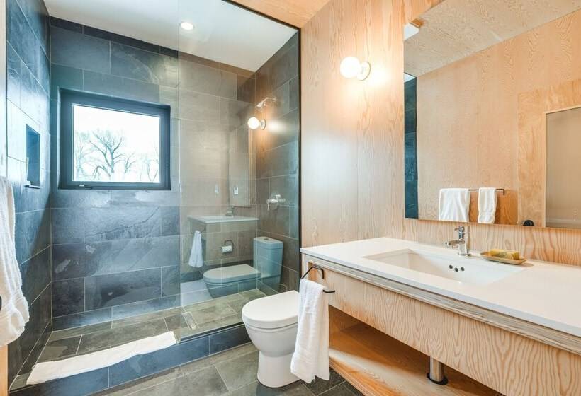 Riverfront Montana Retreat   Deck, Fire Pit & Pond