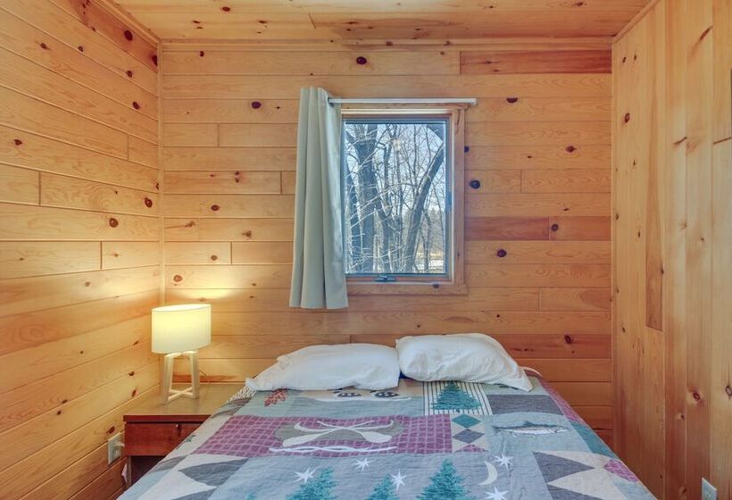 Serene Park Rapids Cabin: Fire Pit, Lake Access!