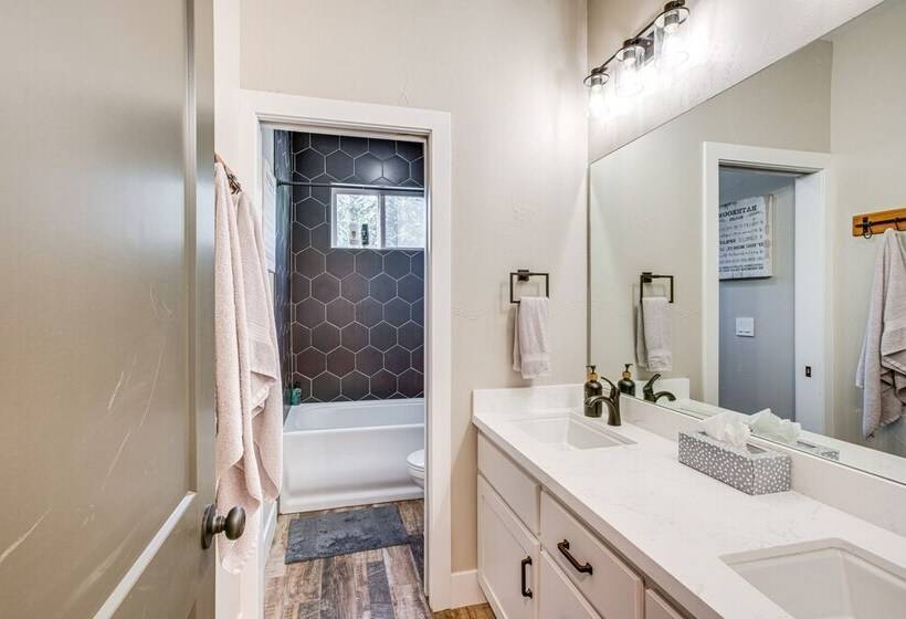 Spacious Arnold Cabin W/ Patio & Gas Grill!