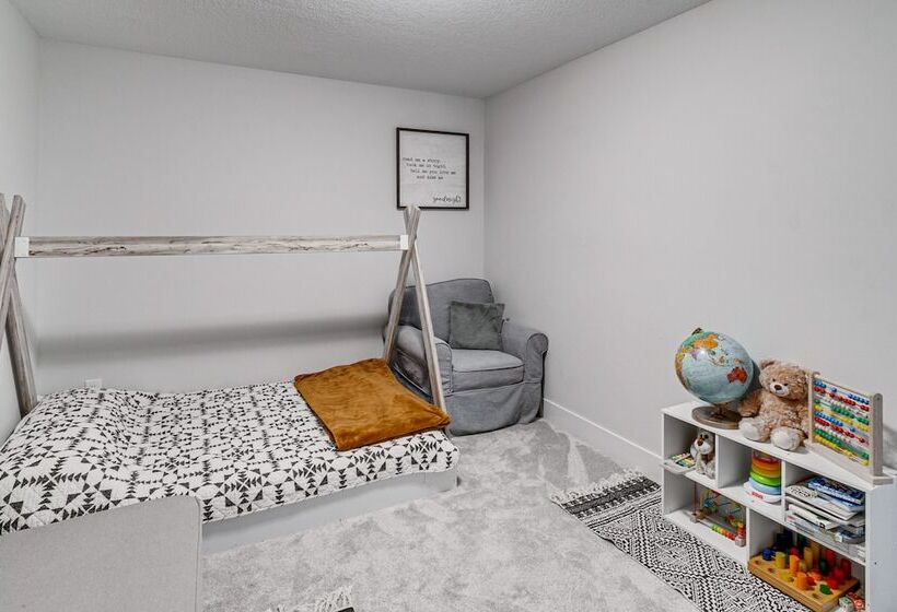 Spacious Family Home ~ 13 Mi To Des Moines