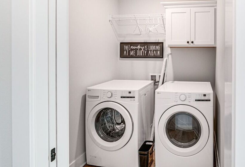 Spacious Family Home ~ 13 Mi To Des Moines