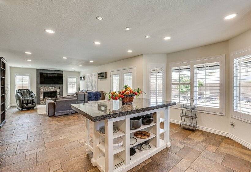 Spacious Glendale Home: Walk To State Farm Stadium