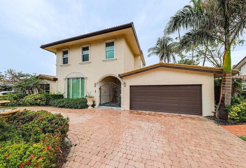 Pool & Home Theater: Lighthouse Point Home!