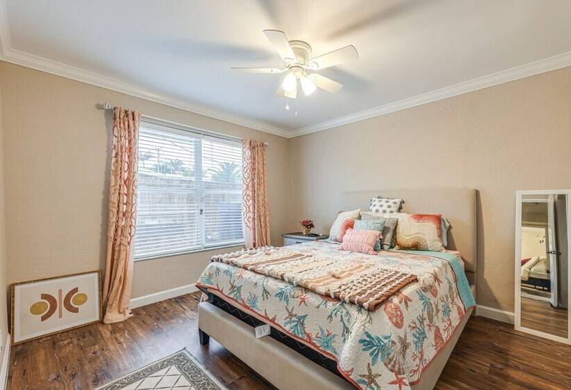 Pool & Home Theater: Lighthouse Point Home!