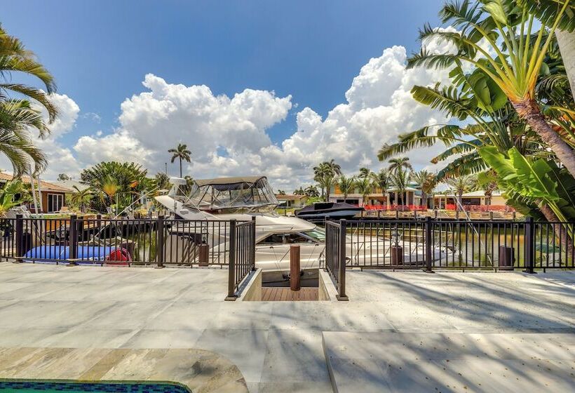 Pool & Home Theater: Lighthouse Point Home!