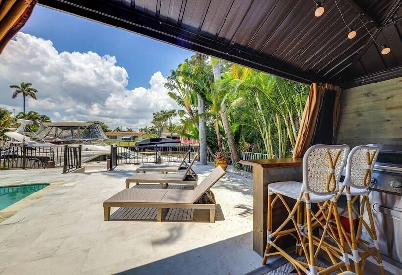 Pool & Home Theater: Lighthouse Point Home!