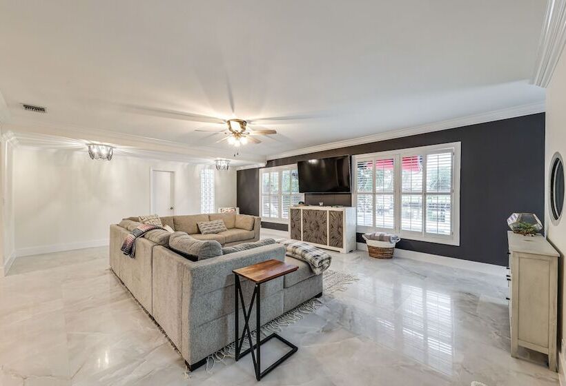 Pool & Home Theater: Lighthouse Point Home!