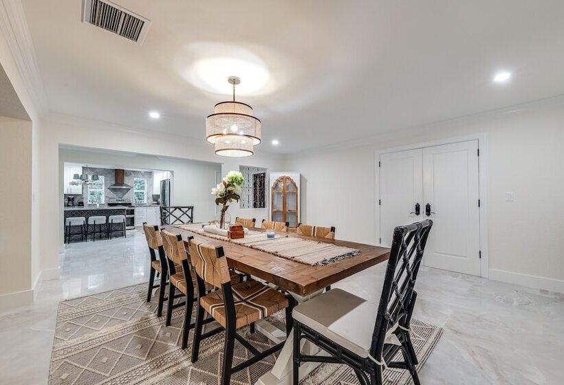 Pool & Home Theater: Lighthouse Point Home!