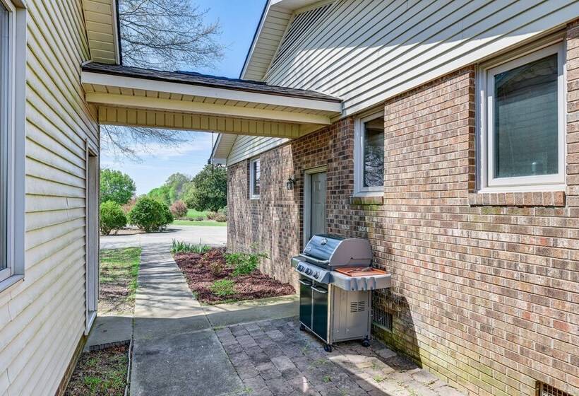 Spacious Mount Pleasant Home W/ Grill & Yard!