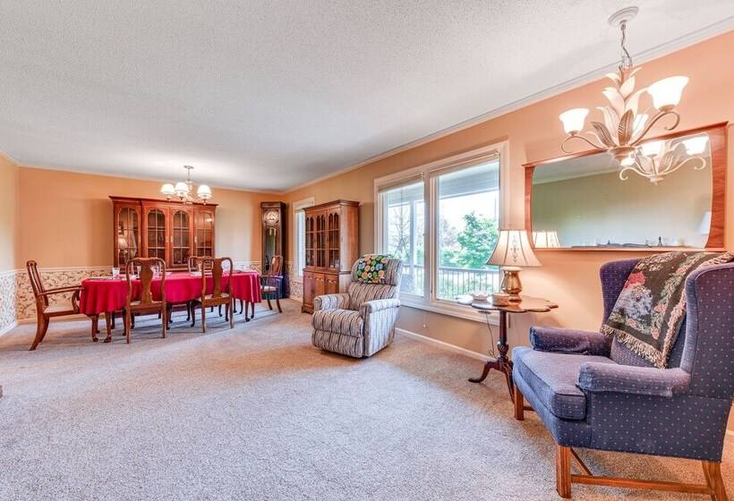 Spacious Mount Pleasant Home W/ Grill & Yard!