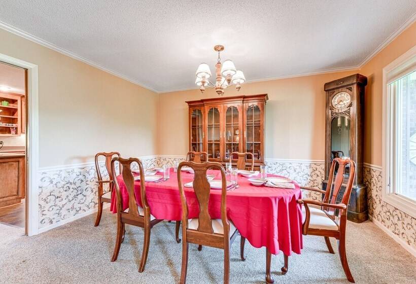 Spacious Mount Pleasant Home W/ Grill & Yard!